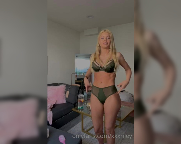 XxxRiley -  Hey guys  New bikinis try on DM ME if you want to see more