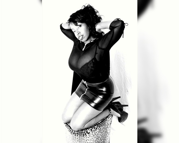 Vanessa Blue aka Vanessablue OnlyFans - Heels and Toys…good vibrations!