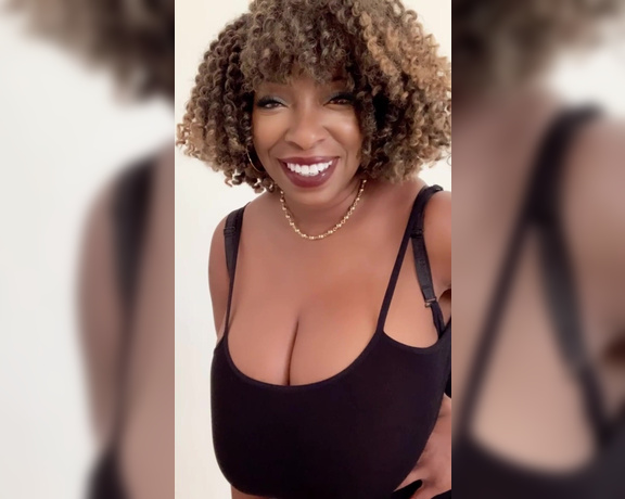 Vanessa Blue aka Vanessablue OnlyFans - Just sharing some weekend vibrations with you…