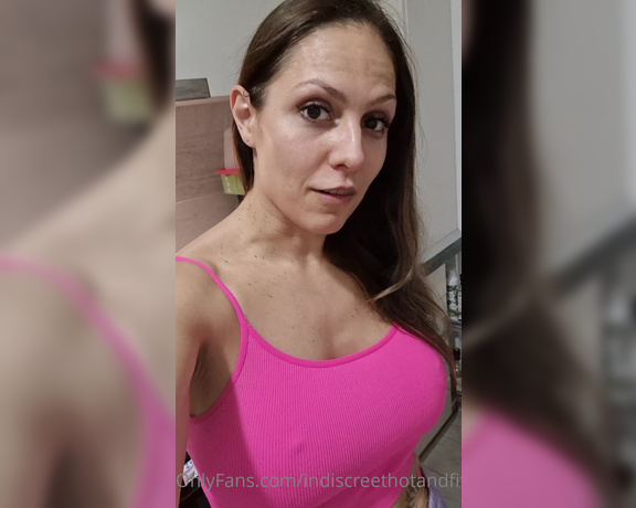 IndiscreetHotAndFit aka Indiscreethotandfit OnlyFans - Short update while cooking dinner