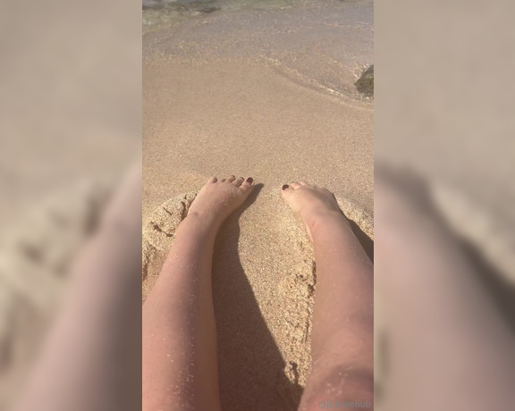 Jubileebub aka Jubileebub OnlyFans - Getting my beautiful toes wet in the ocean and yes I’m nude sitting in the sand as I recorded this