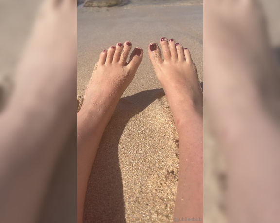 Jubileebub aka Jubileebub OnlyFans - Getting my beautiful toes wet in the ocean and yes I’m nude sitting in the sand as I recorded this