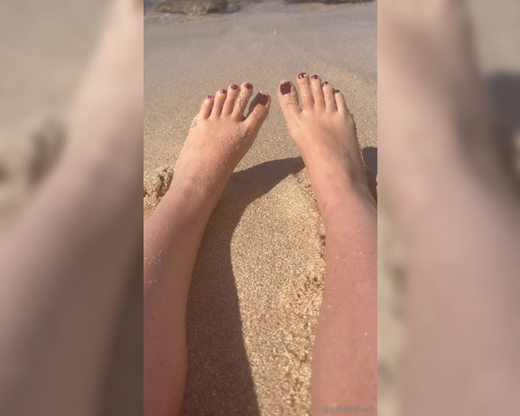 Jubileebub aka Jubileebub OnlyFans - Getting my beautiful toes wet in the ocean and yes I’m nude sitting in the sand as I recorded this