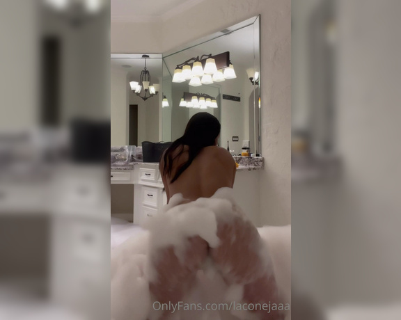 Yamillca aka Laconejaaa OnlyFans - Baths are better together 2