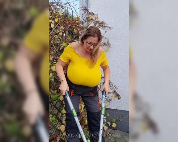 Nadine jansen aka Thenadinejansen OnlyFans - The autumn is here now gardening is with