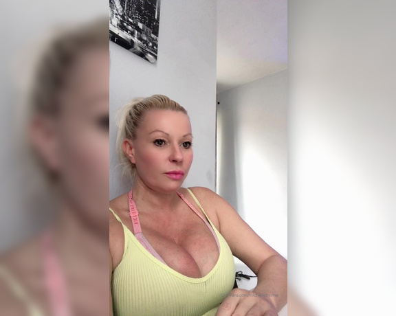 Michelle Thorne aka Michellethorne OnlyFans - A little box of me answering your messages and no makeup done right now xxxpart one xx join now for
