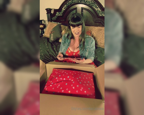 Rebecca Love aka Rebeccalovexxx OnlyFans - Badoop Unboxing #2 of Valentines Day Gift