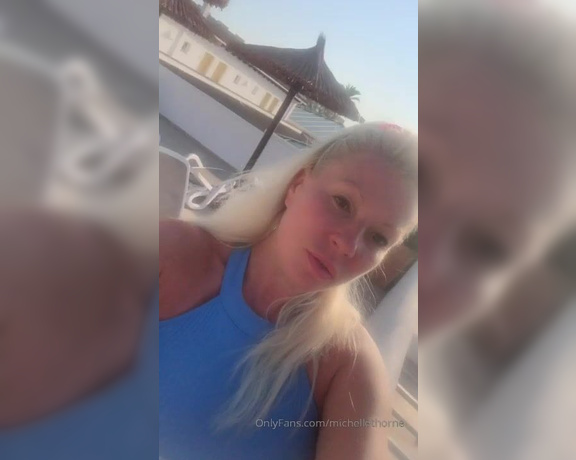 Michelle Thorne aka Michellethorne OnlyFans - Flashing outside in public on the sunbed no makeup cause I just wake up! Xxx