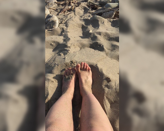 Yasmin Scott aka Yasminscott OnlyFans - Foot fetish in the sand #footfetish #beachfeet