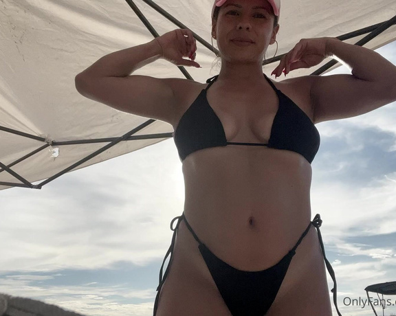 Jesse Del Rio aka Jessedelrio OnlyFans - Spent this weekend out on the river and had to sneak in a quick Mom bod for you! Xo 1