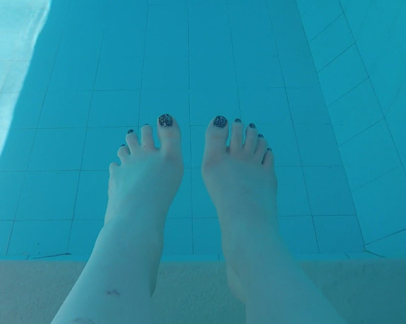 Harmony reigns aka Harmonyreigns OnlyFans - FEET UNDERWATER