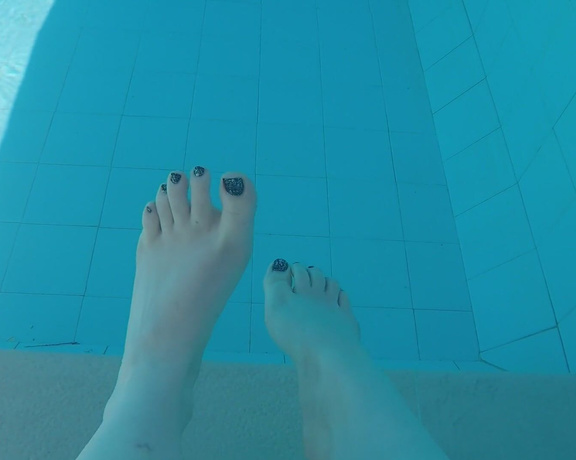 Harmony reigns aka Harmonyreigns OnlyFans - FEET UNDERWATER