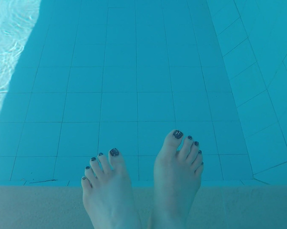 Harmony reigns aka Harmonyreigns OnlyFans - FEET UNDERWATER