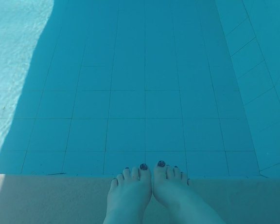 Harmony reigns aka Harmonyreigns OnlyFans - FEET UNDERWATER