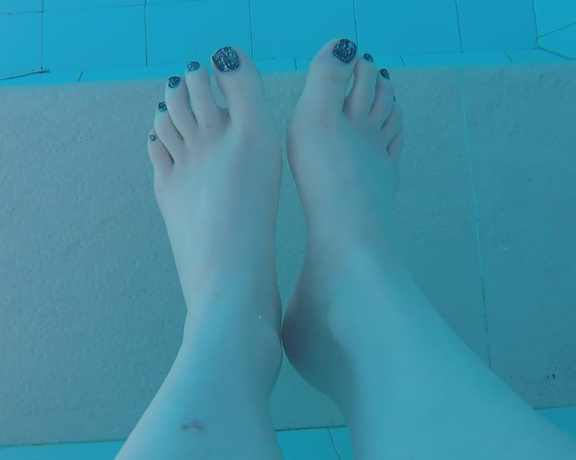 Harmony reigns aka Harmonyreigns OnlyFans - FEET UNDERWATER