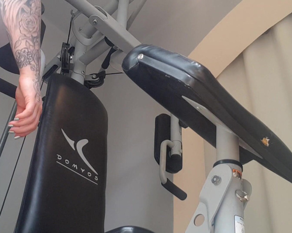 Harmony reigns aka Harmonyreigns OnlyFans - Gym equipment and me dont mix
