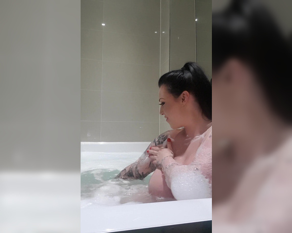 Harmony reigns aka Harmonyreigns OnlyFans - Join me in the bath