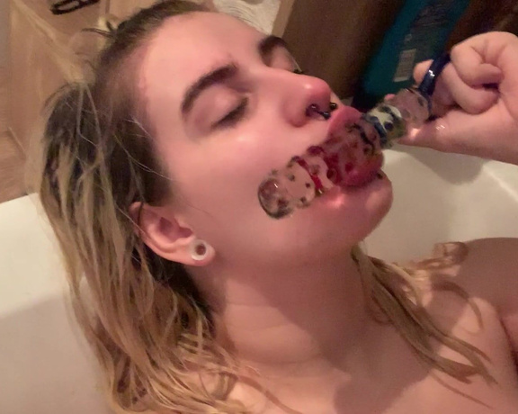 Harleyhexx - Dirty slut sucking on her glass toy (15.03.2020)