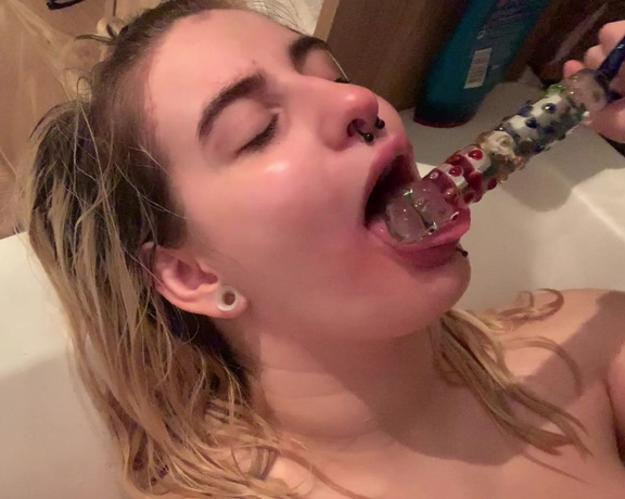 Harleyhexx - Dirty slut sucking on her glass toy (15.03.2020)