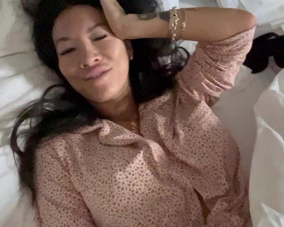 Asaakira - Let’s wake up together again!!! I’ll be LIVE in like… min am PST see u on my @asaakira account! (18.04.2023)