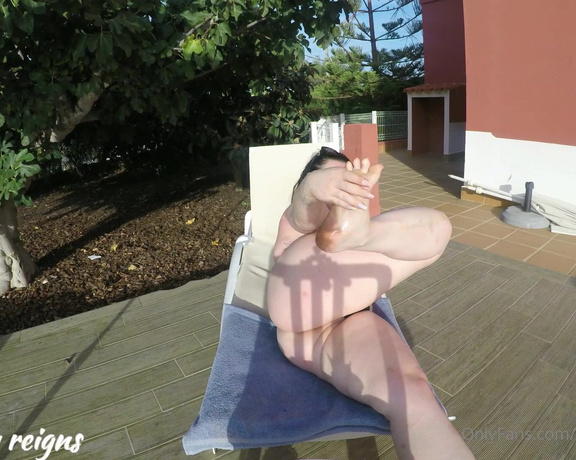 Harmony reigns aka Harmonyreigns OnlyFans - Getting oily on the sun lounger