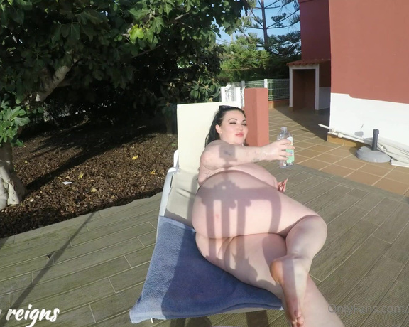 Harmony reigns aka Harmonyreigns OnlyFans - Getting oily on the sun lounger