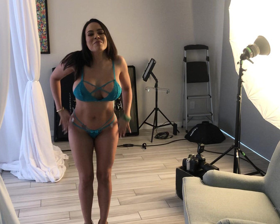 Luna Star aka Cutelunastar OnlyFans - Do any my subscribers watch VR (virtual reality) i found this little bts teaser from one my films