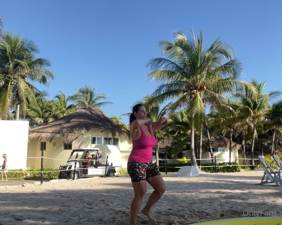 Mindi Mink aka Mindimink OnlyFans - 2 Vids Alert Workout Mama on the beach And of course some dancing too!! Thanks to Erick I 1