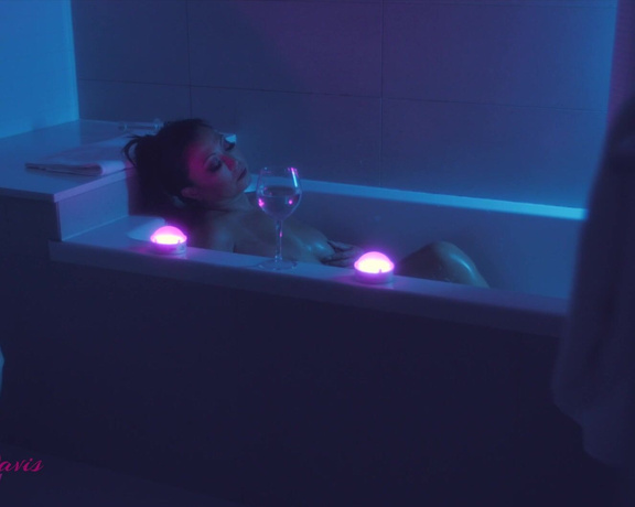 Krystal Davis aka Krystaldavisxxx OnlyFans - Take a peek at my bath time! 2