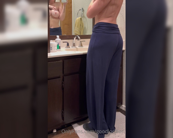 Good Lord Lori aka Goodlordlori OnlyFans - Just a little clip of me getting stripped down to get in the shower