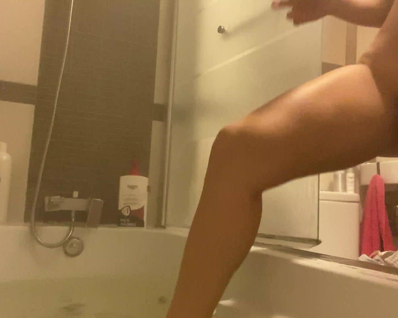 IviRoses aka Iviroses OnlyFans - Good afternoon fans! Ive been feeling sick so I felt like taking a bubble bath! It got a little t 3