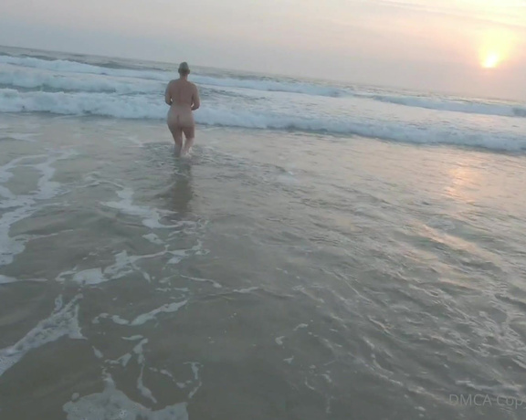 Monte Rae aka Sexymatureaussielady OnlyFans - (Vid) One of my greatest past times is going to the beach and flashing my boobs and big fat ass