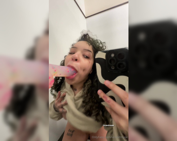 Urnextmuse aka Urnextmuse OnlyFans - Suckin in the dressing room Tip $13 to see the full vid