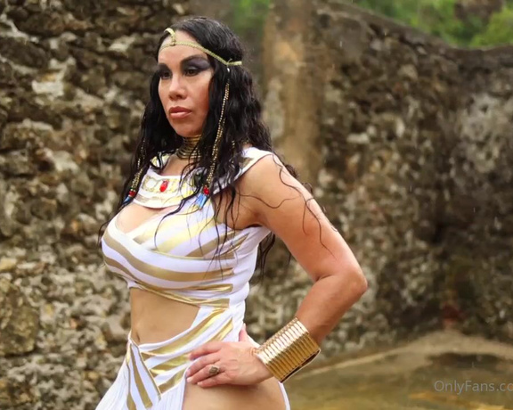 Queen Rogue aka Queenrogue OnlyFans - Cleopatra took advantage and drained his balls outside of her castle