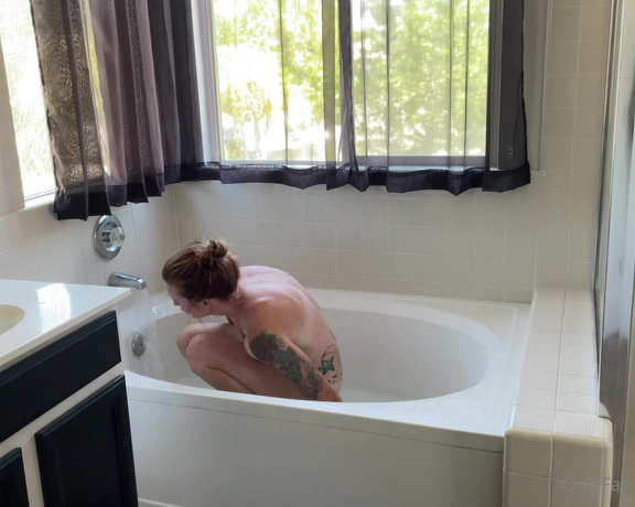 Fitredheadd aka Fitredheadd OnlyFans - Me drawing a bath Just sit back and enjoy and watch