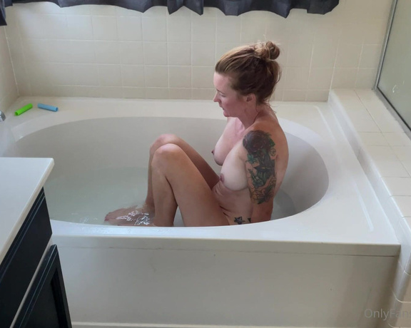 Fitredheadd aka Fitredheadd OnlyFans - Me drawing a bath Just sit back and enjoy and watch