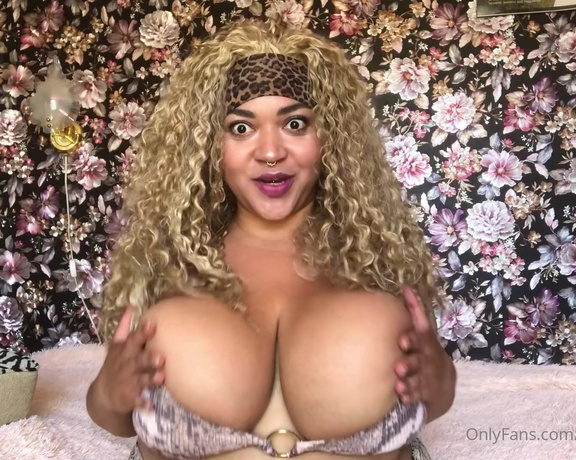 Roza Vasilishina aka Rozavasilishina OnlyFans - Let me oiling my breast soft & gently with all pleasure & rubbing this giant boobies with moaning