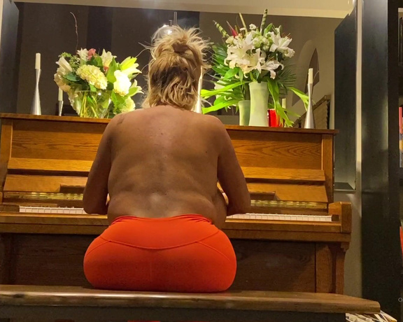 Allegra Cole aka Allegracolesworld OnlyFans - Some topless tunes for your late night blues 6