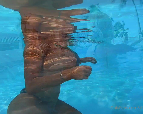 Allegra Cole aka Allegracolesworld OnlyFans - Underwater in Jamaica Full video Happy #HumpDay fellas xoxox