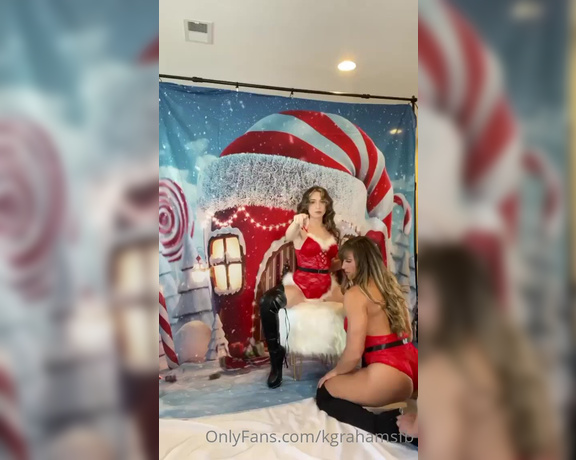 Kristen Graham aka Kgrahamsfb OnlyFans - Behind the scenes of the Christmas Photoshoot with @roxivanova Comment below on what you want to see
