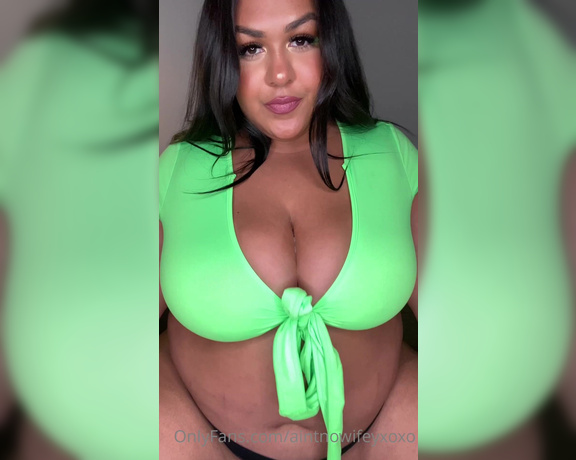 AintNoWifeyxO aka Aintnowifeyxoxo OnlyFans - Spit clip If you like a lil spit, nipple play and some teasing, this one is FOR YOU ) Lemme show