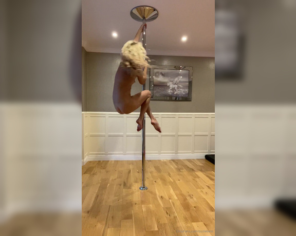 Suziebest - Naked pole because it’s fitness Friday 9 (17.04.2020)