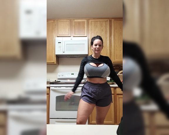 Brittany Elizabeth Welsh aka Thebrittanyxoxo OnlyFans - About to hop in the shower but wanted to post my goooooooood night videomini daily ramble Happy Fri