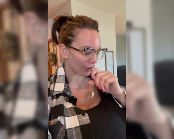 Brittany Elizabeth Welsh aka Thebrittanyxoxo OnlyFans - Quick 8 minute what I’m doing today” with a boobie flash at end Might start making vlogs just disc