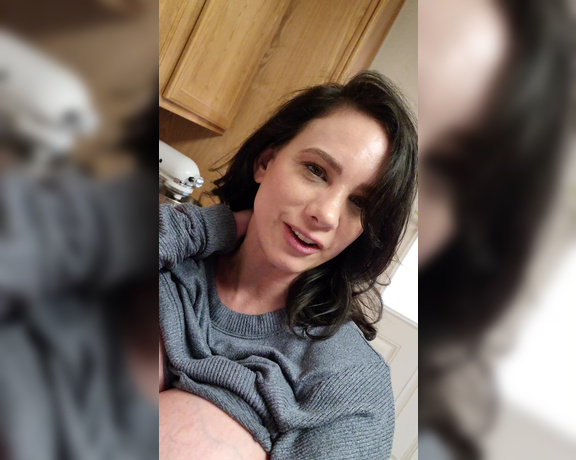 Brittany Elizabeth Welsh aka Thebrittanyxoxo OnlyFans - My goooooooood evening video Cooking and hungry vibes in our house, lol Num, num, num