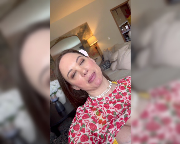 Brittany Elizabeth Welsh aka Thebrittanyxoxo OnlyFans - 5 minute chit chat I couldn’t make a daily ramble unfortunately as my husband got home early,