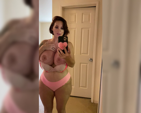 Brittany Elizabeth Welsh aka Thebrittanyxoxo OnlyFans - Holy dannnnnnng!!!!! The moment I pull this sucker down was amazing Bra is wayyyyy too small but y’