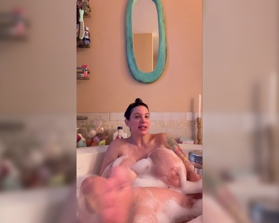 Brittany Elizabeth Welsh aka Thebrittanyxoxo OnlyFans - Lil bubble bath video while my hair is colored and waitin to be washed out