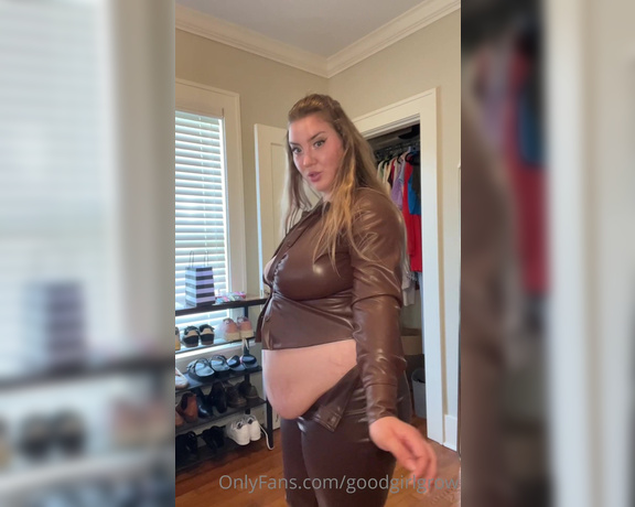 Goodgirlgrow aka Goodgirlgrow OnlyFans - 8min it’s about time to try on the brown leather fit