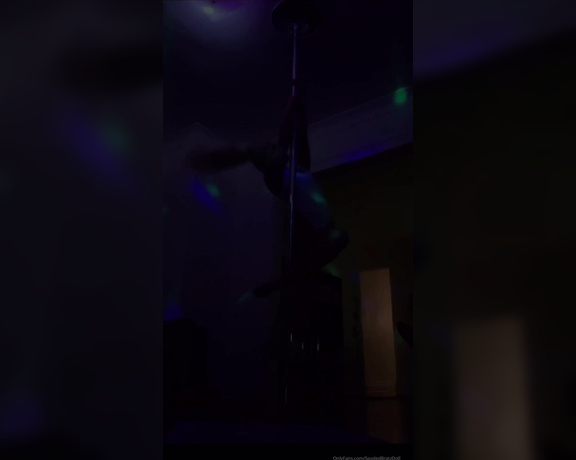 Gianna Rose aka Giannaaarose OnlyFans - This is just a little video of me just working out on the pole lol It’s a good workout but Posting